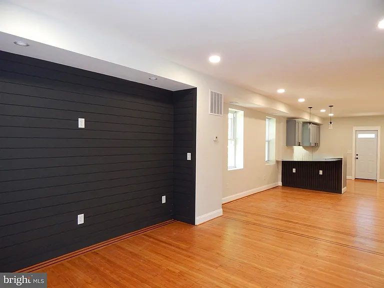 301 Cornwall St — Photo 3