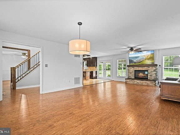 3rd image of 34444 Leesburg Pike