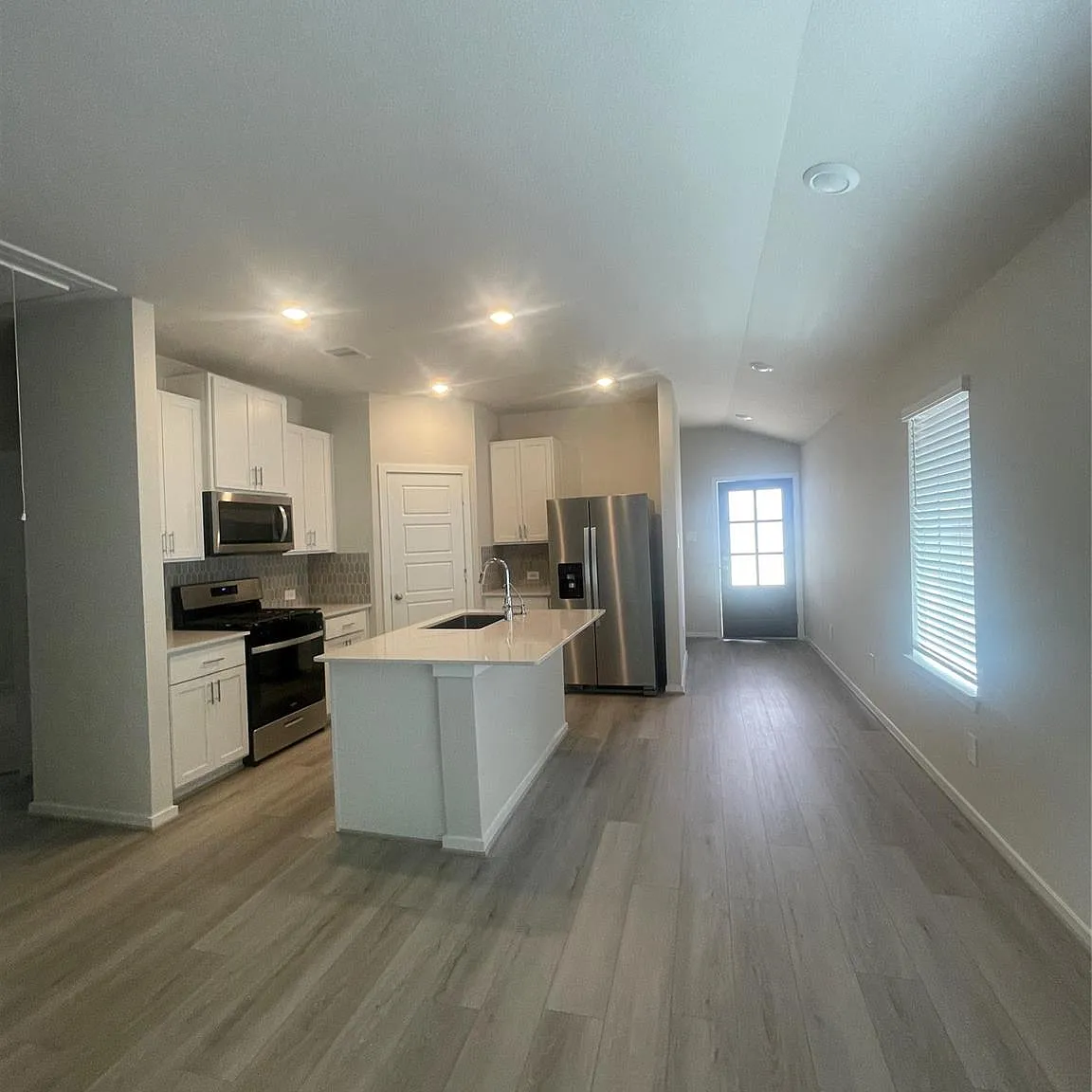 3 bed, 2.0 bath, 1452 sqft, $1,750 — Photo 2