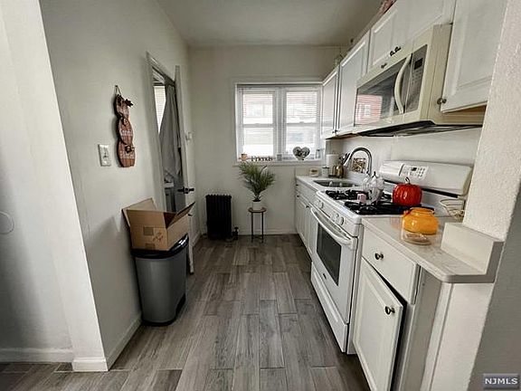 4th image of 46 Belmont Ave #1