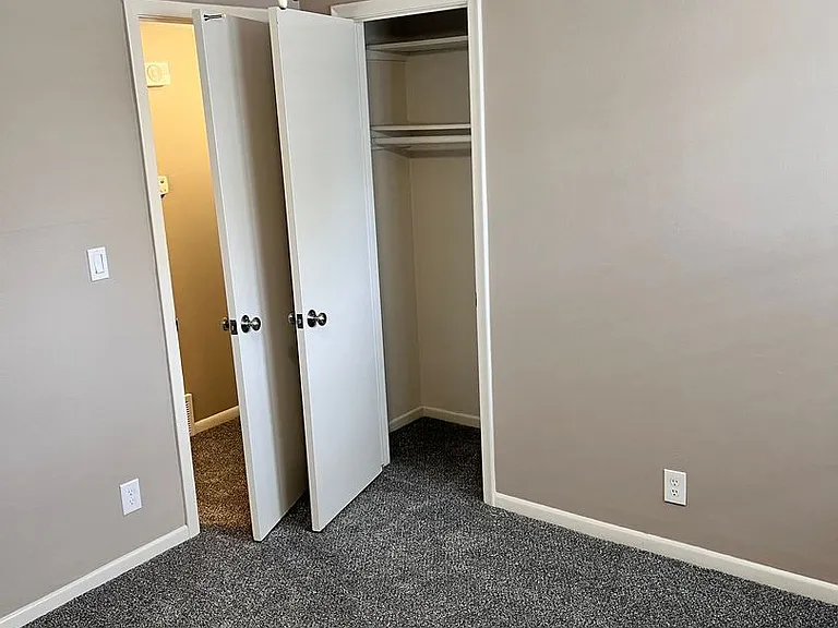 Bristol Square Apartments — Photo 62
