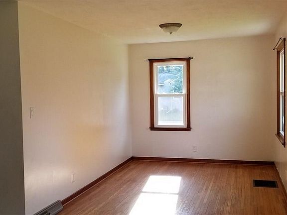 3rd image of 702 E Prince St