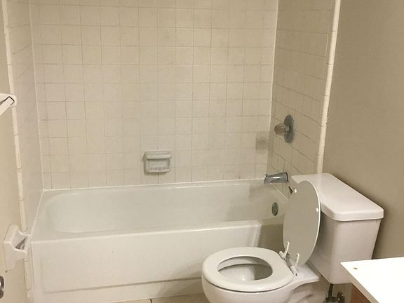 5th image of 3243 Meadowlea Cir N