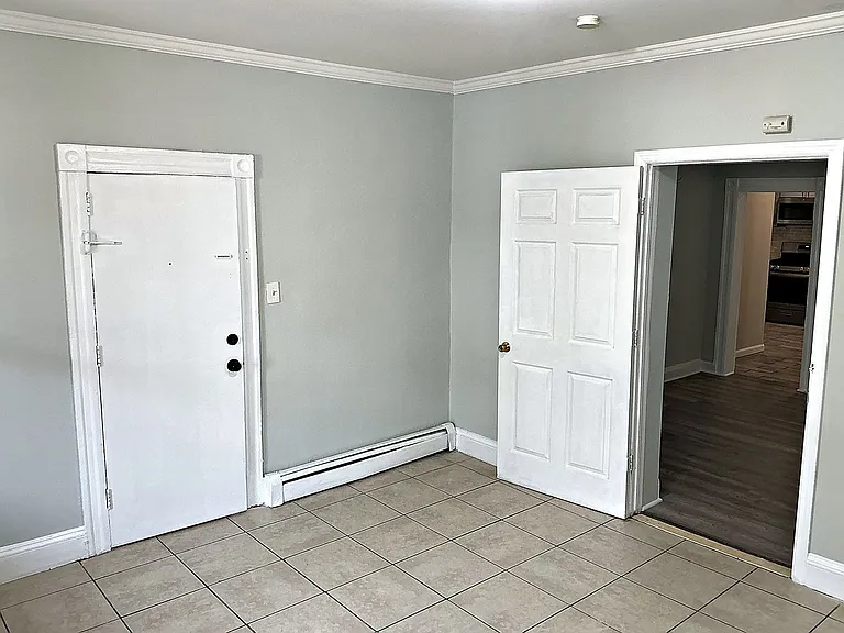546 Livingston St — Photo 7