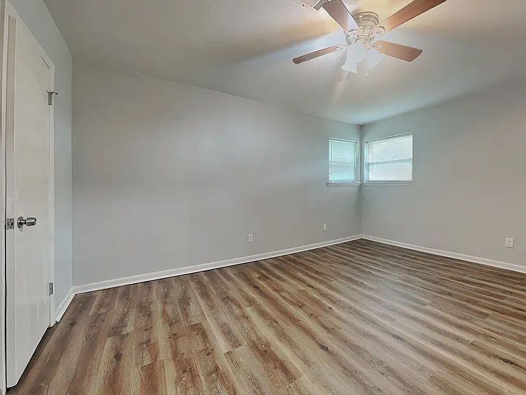 5244 Greene Ave — Photo 10