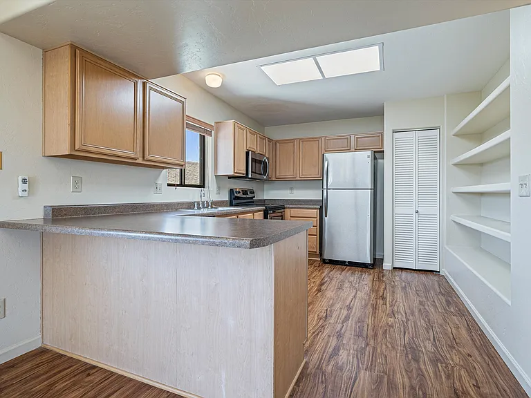 311 N Hillside Dr — Photo 7