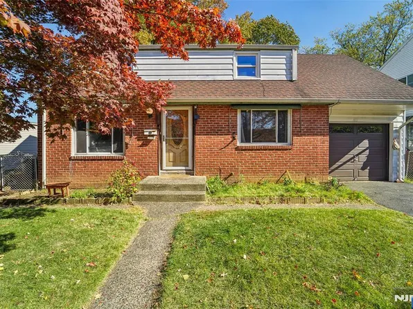25 Clinton Park Dr, Bergenfield, NJ 07621