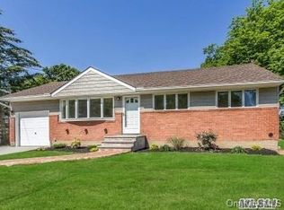 14 Pepper Cir E, Massapequa, NY 11758