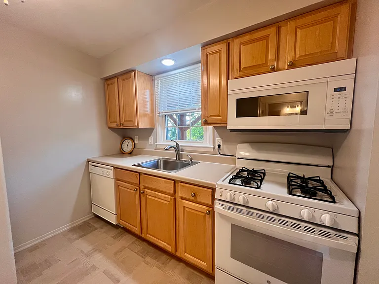 18-23 Clintonville St #1 — Photo 1