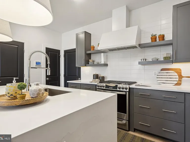 111 E Cromwell St — Photo 15