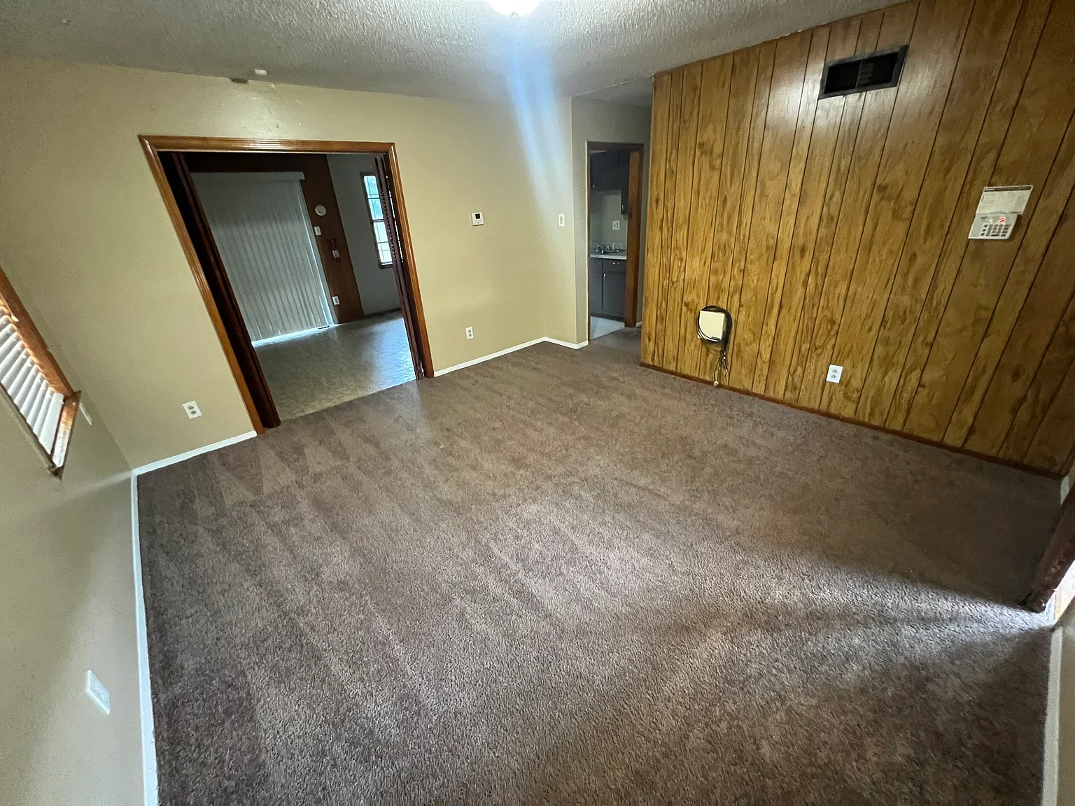 3 bed, 1.5 bath, 1053 sqft, $900 — Photo 3