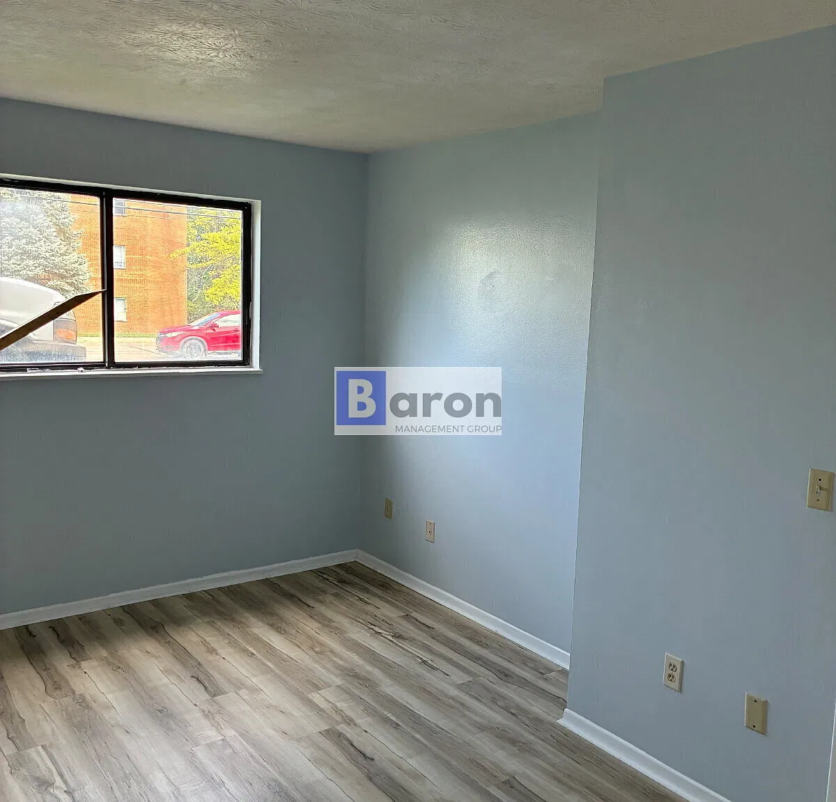 Updated 2-Bedroom Apartment Ground Level! — Photo 4