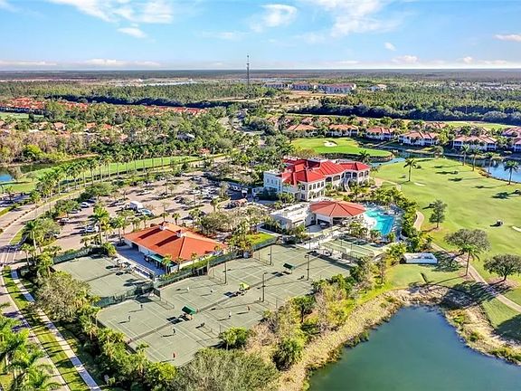 Overview of Naples Lakes Country Club