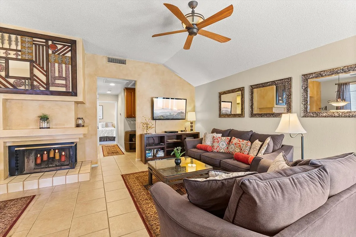 2 bed, 968 sqft, $2,000 — Photo 1
