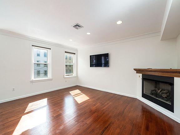 3rd image of 726 Adams St APT 2