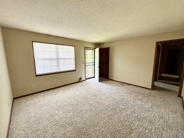 2566 Railroad St — Photo 5