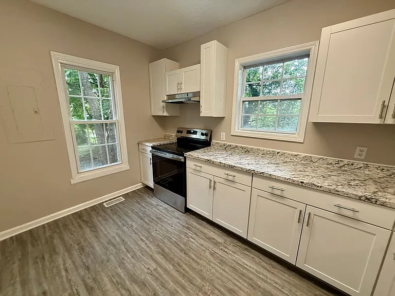 413 Everett St — Photo 5