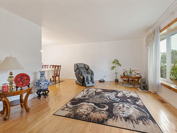 5th image of 161 Larchmont Ln