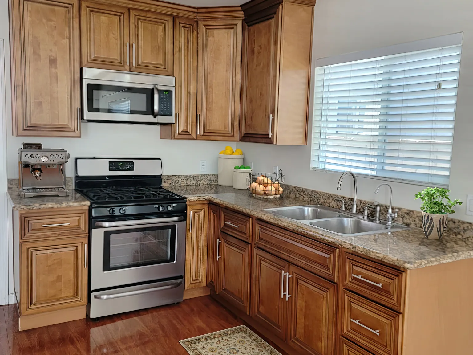 1010 Florence Pl — Photo 2
