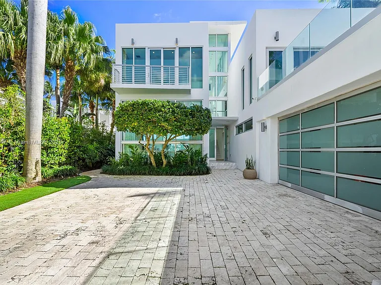 227 E Dilido Dr — Photo 18