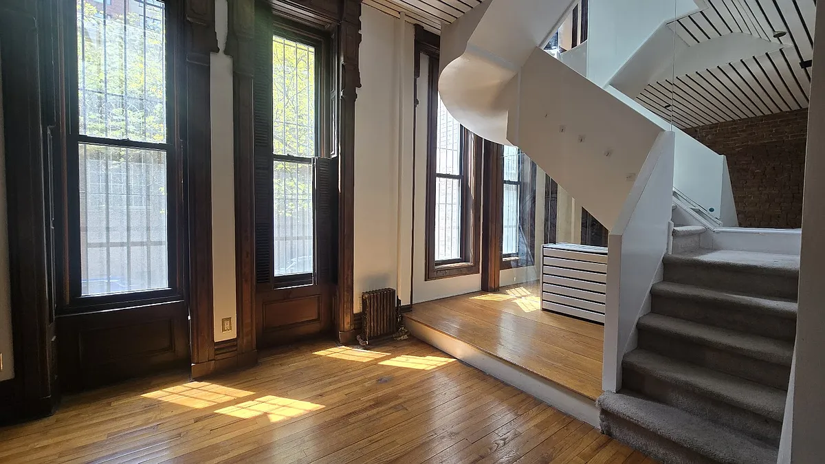 Building Photo - 155 E 80th St #FULL-HOUSE