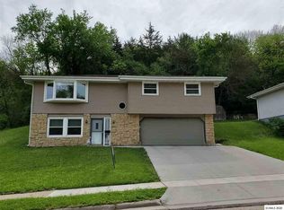2930 Wildwood Dr, Dubuque, IA 52001