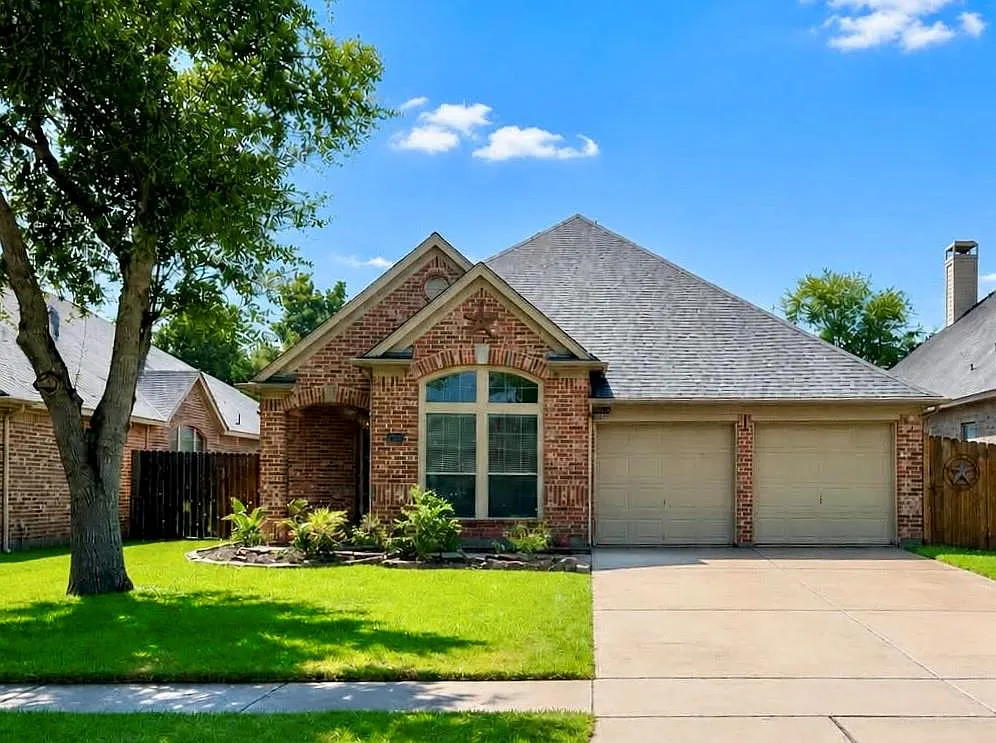3 bed, 2.0 bath, 2383 sqft, $2,750 — Photo 1