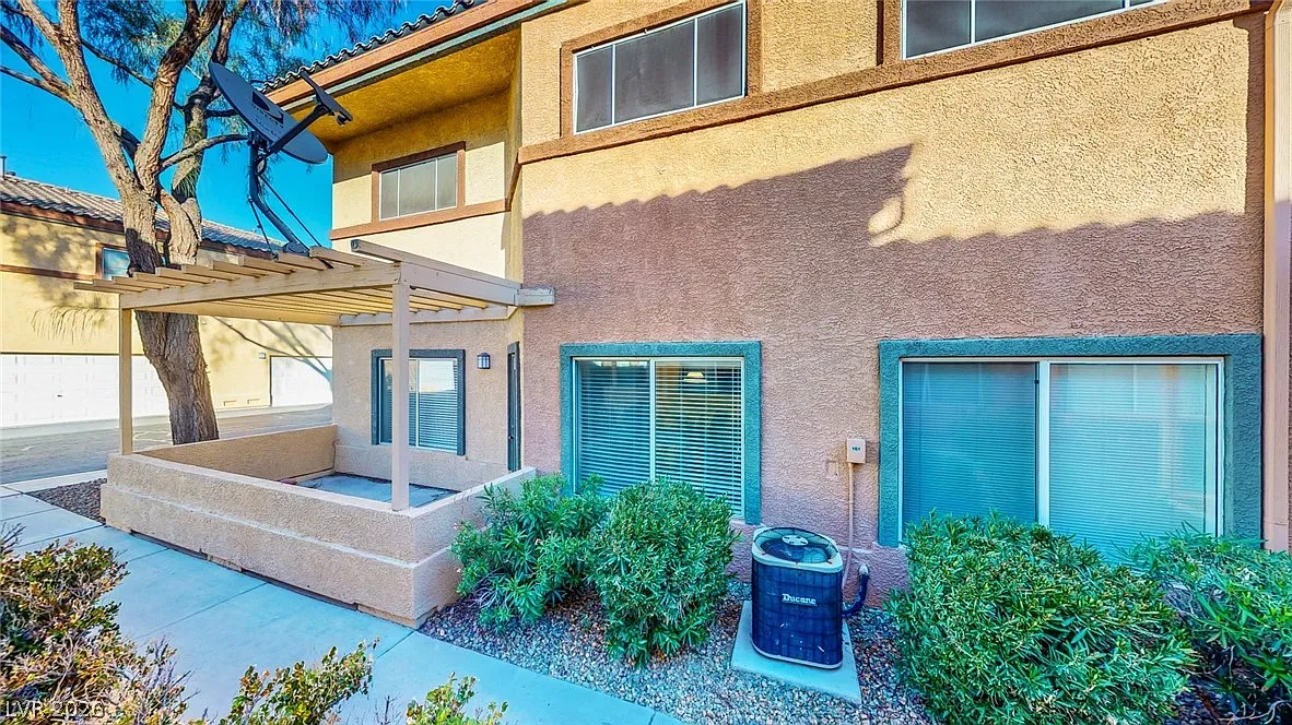 3 bed, 2.5 bath, 5214 sqft, $1,650 — Photo 3