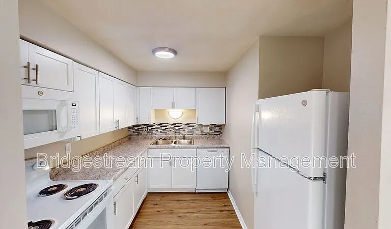 95 N Gebhart Church Rd #E — Photo 3