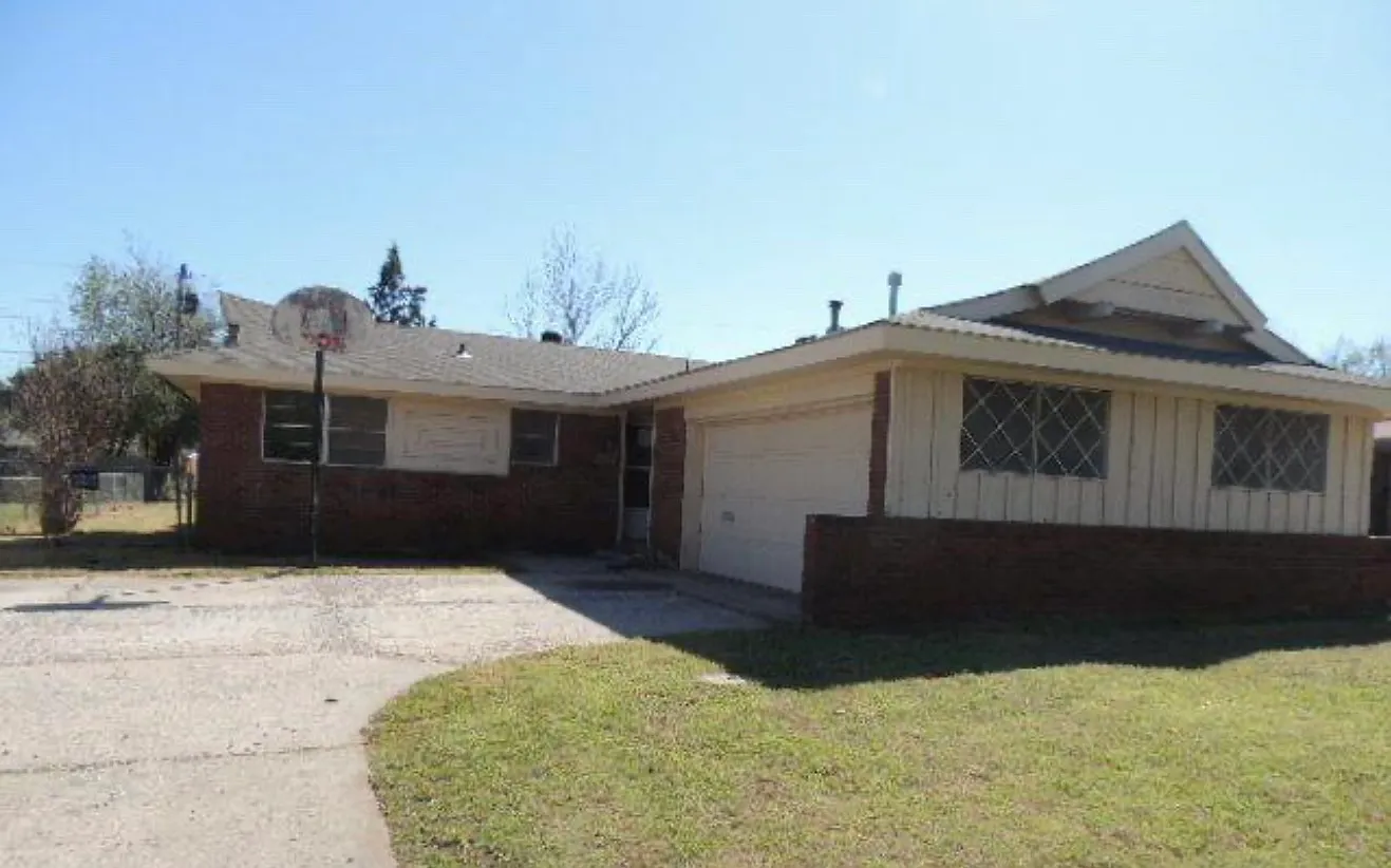3 bed, 1.5 bath, 1163 sqft, $1,050 — Photo 1