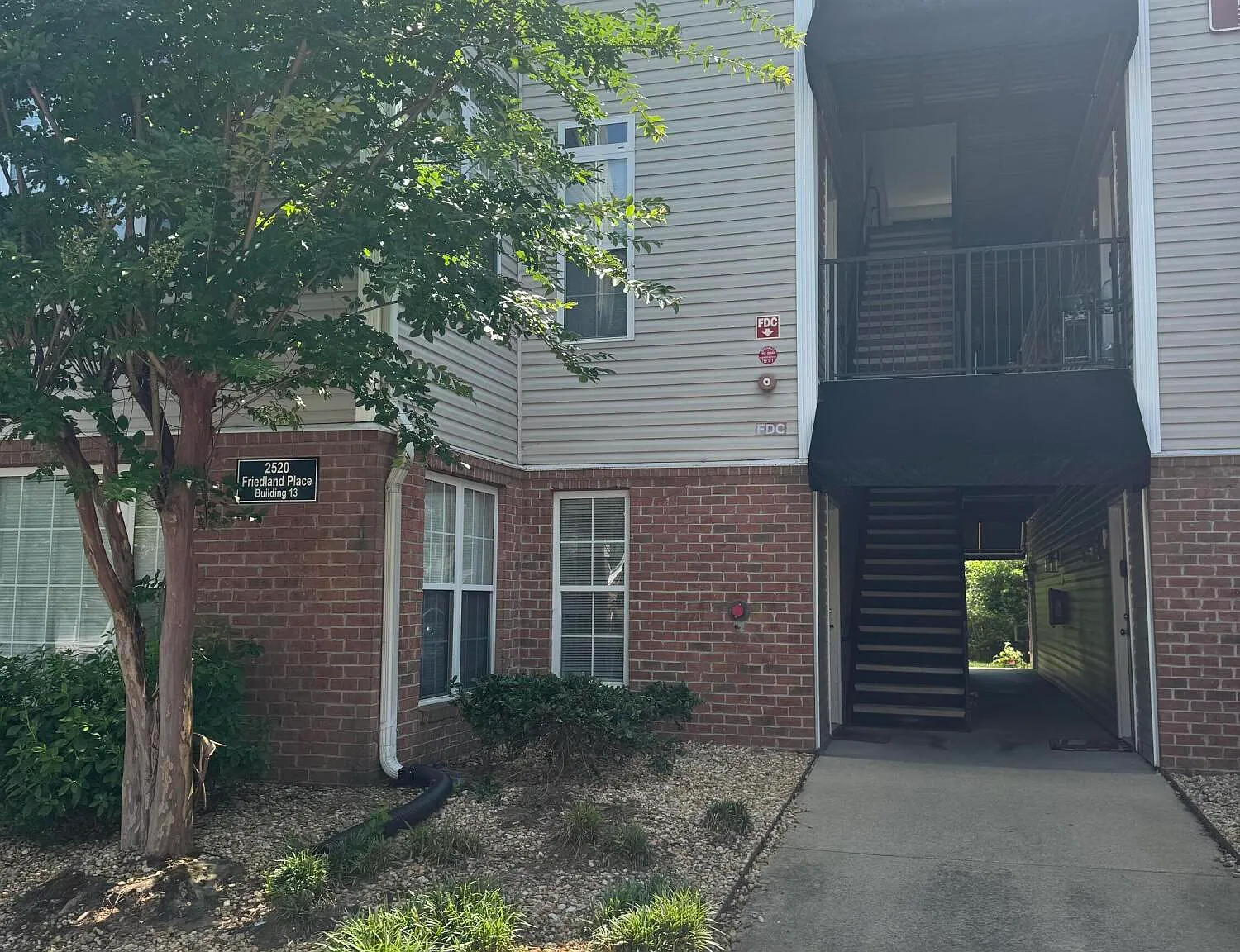 1 bed, 1.5 bath, $1,250 — Photo 2