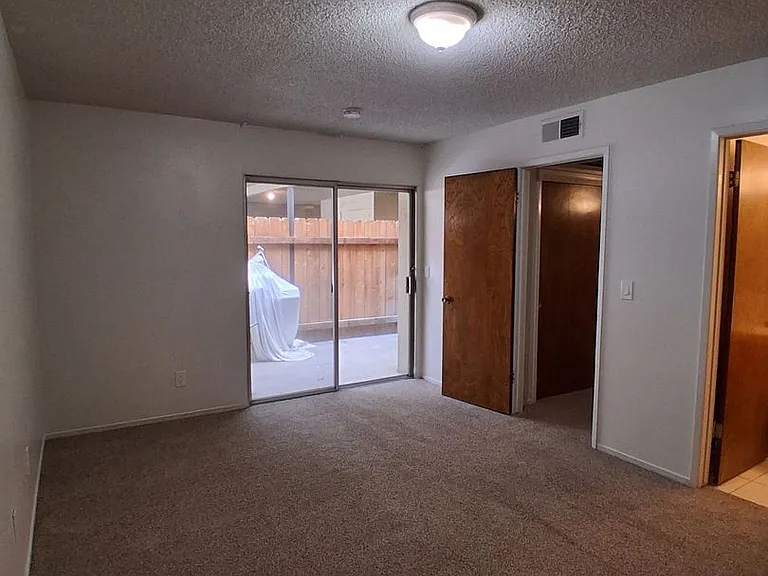 1493 W Fairmont — Photo 4