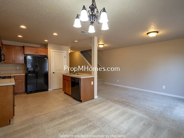 259 N Cedar St — Photo 3