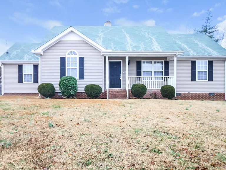 1906 Landmark Ln — Photo 1