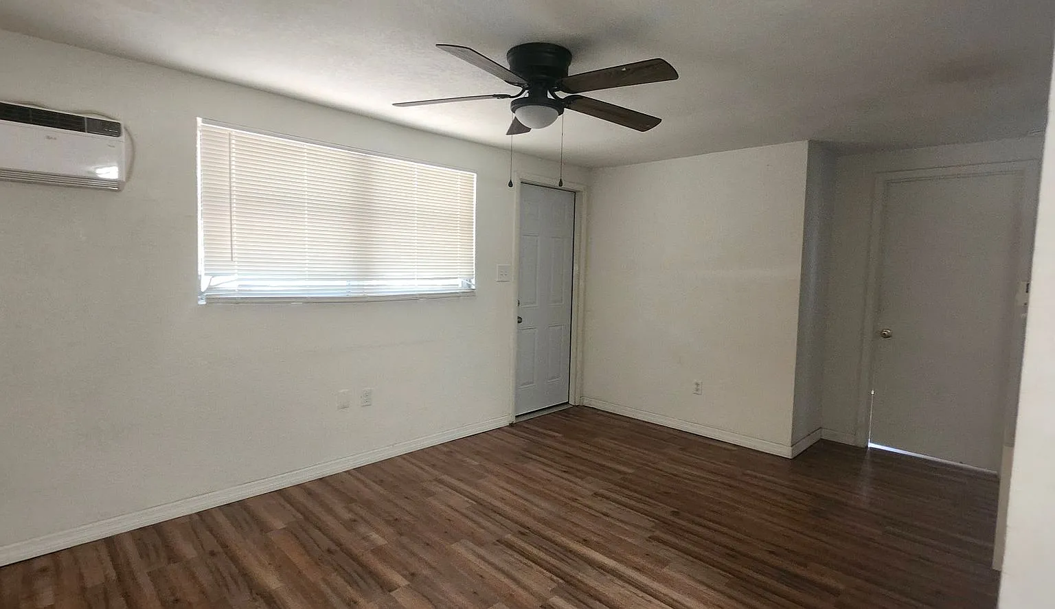 Charming 2 bedroom, 1 Bath — Photo 2
