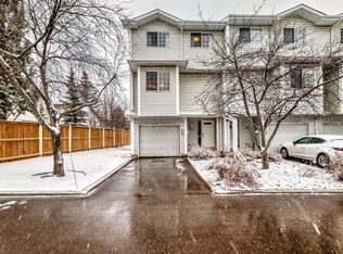 424 W Hawkstone Mnr NW, Calgary, AB T3G 3X2