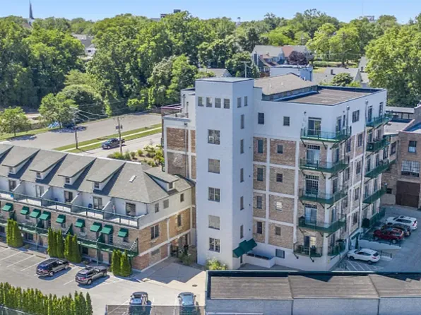 1117 Broad St Unit T2, Saint Joseph, MI 49085
