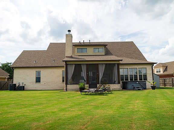 3rd image of 656 Riverwest Cir