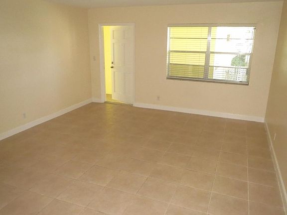 3rd image of 5400 Hollywood Blvd APT 2