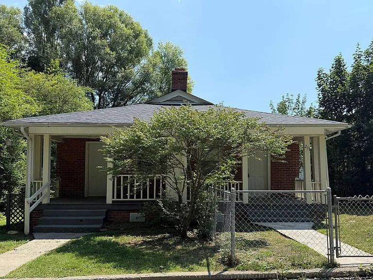 211 Dennis St — Photo 2