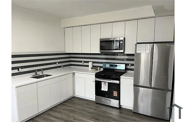 Building Photo - 118 S Mount St #2