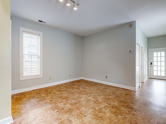 5th image of 612 Lynn St