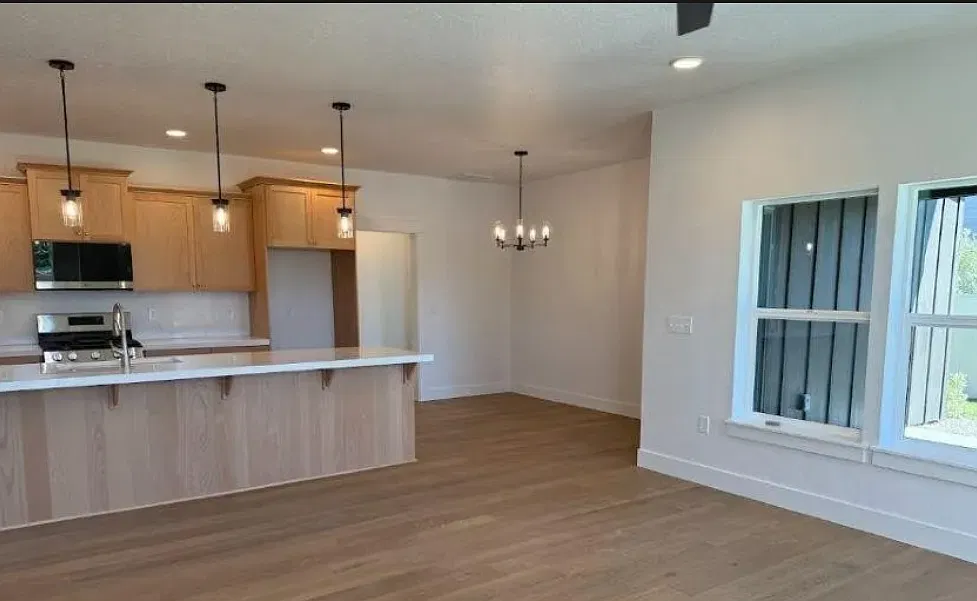 4 bed, 2492 sqft, $3,995 — Photo 3