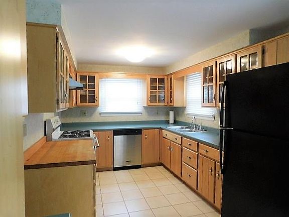 4th image of 902 Rolling Meadows Dr