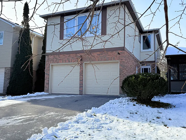 16 Madsen Cres — Photo 2