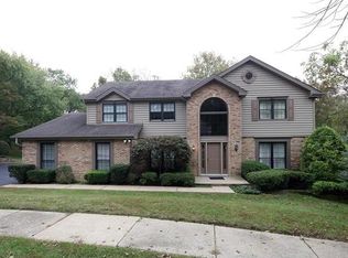 504 Hickory Ridge Ct, Saint Louis, MO 63131