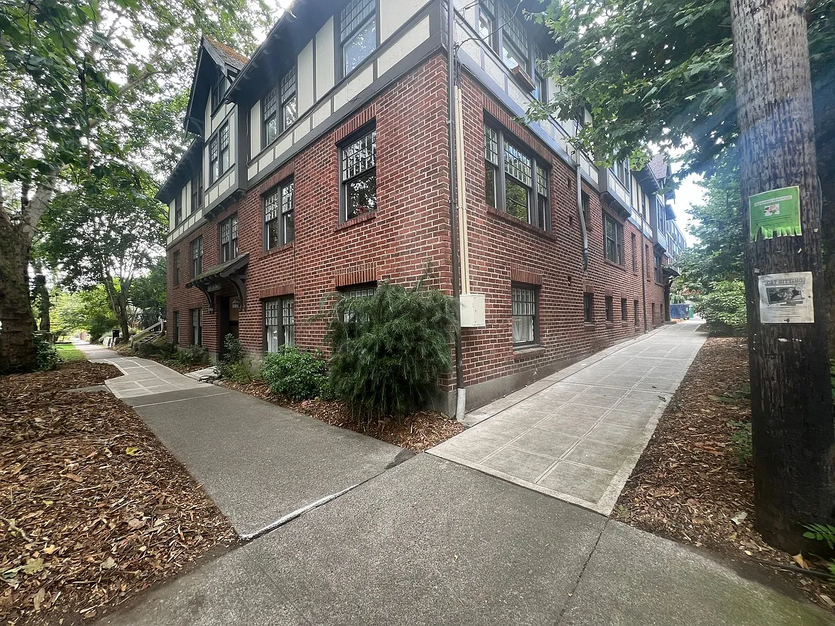 Building Photo - 535 20th Ave E #203