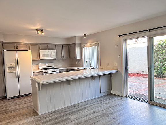 Spacious Kitchen Counter