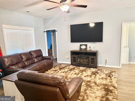 4th image of 107 Edgemont Ct