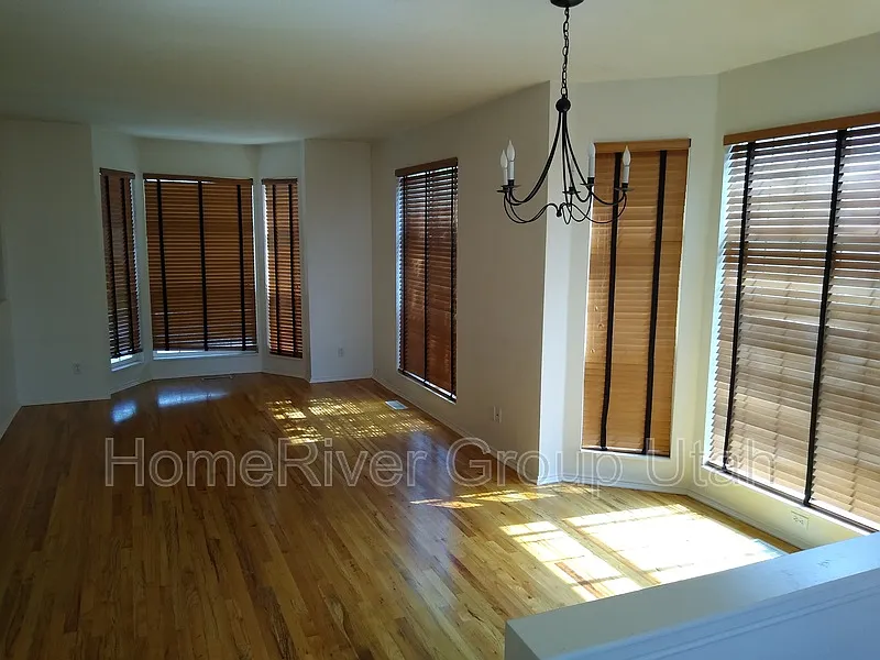 4 bed, 2.0 bath, 2264 sqft, $2,550 — Photo 3